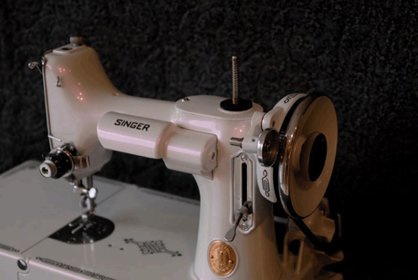 Singer Sewing machine with violet Interference Pearl ®